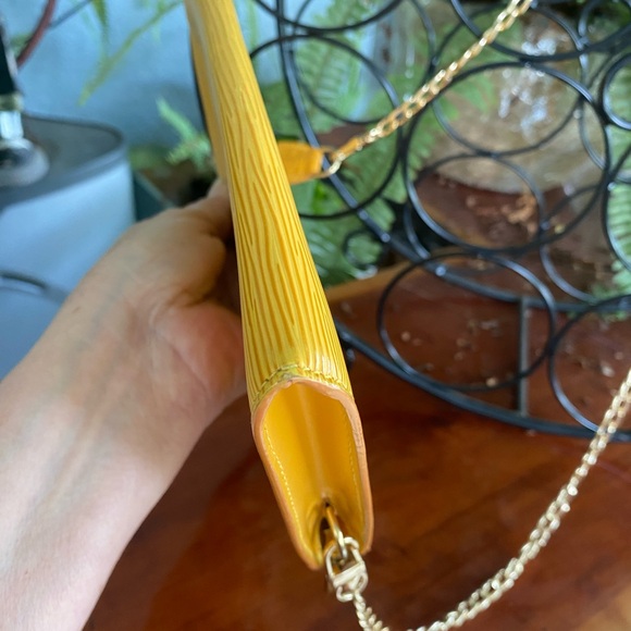 Louis Vuitton Pochette Crossbody W/Certificate of Authenticity - Picture 10 of 11